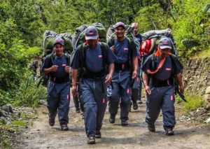 A Complete Guide to the Inca Trail: Classic and Short Options 6 porters inka