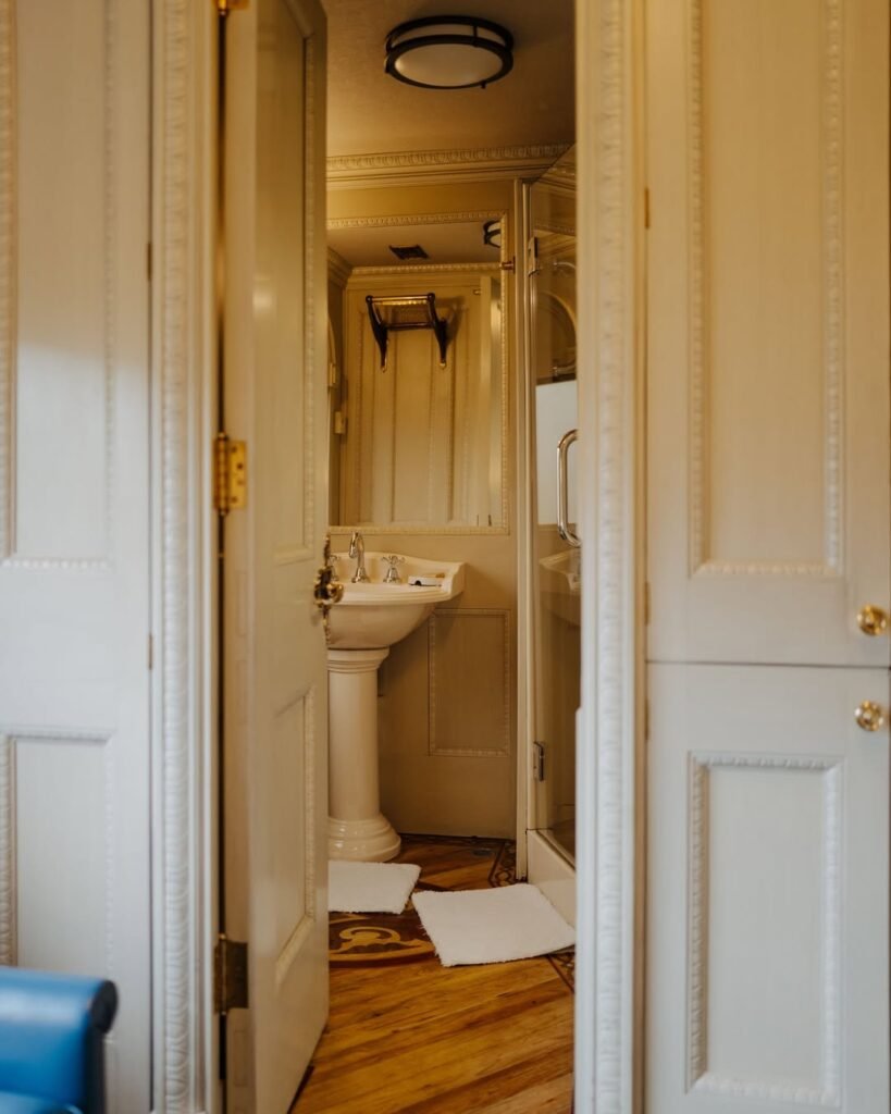 Experience the epitome of style aboard the Andean Explorer. Our suites offer unparalleled comfor 2